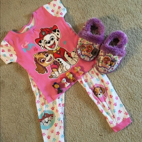 Nickelodeon Other - 🎉HP🎉 Paw Patrol PJs, Slippers and 4 Figures